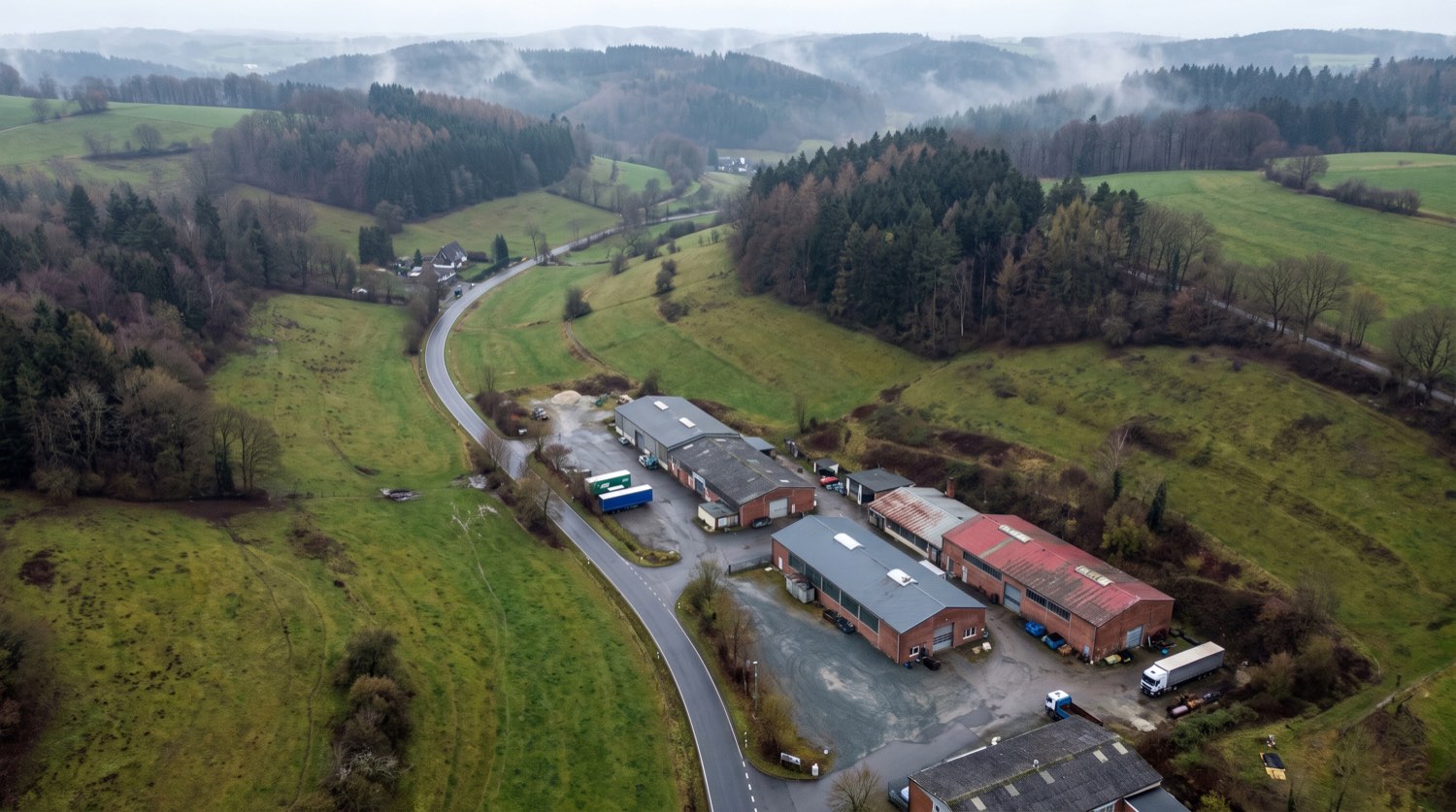 Luftbild eines Gewerbegebiets im Bergischen Land